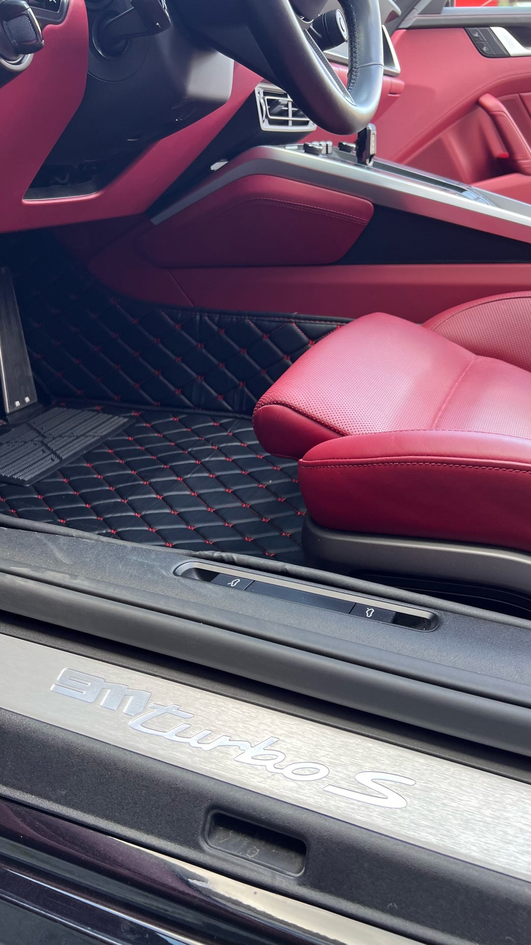 Mercedes GTL-Klasse (2013–2018) Kunstleder Autoteppiche Maßgeschneidert  Auto-Fußmatten passend Schwarz mit Roten Nähten